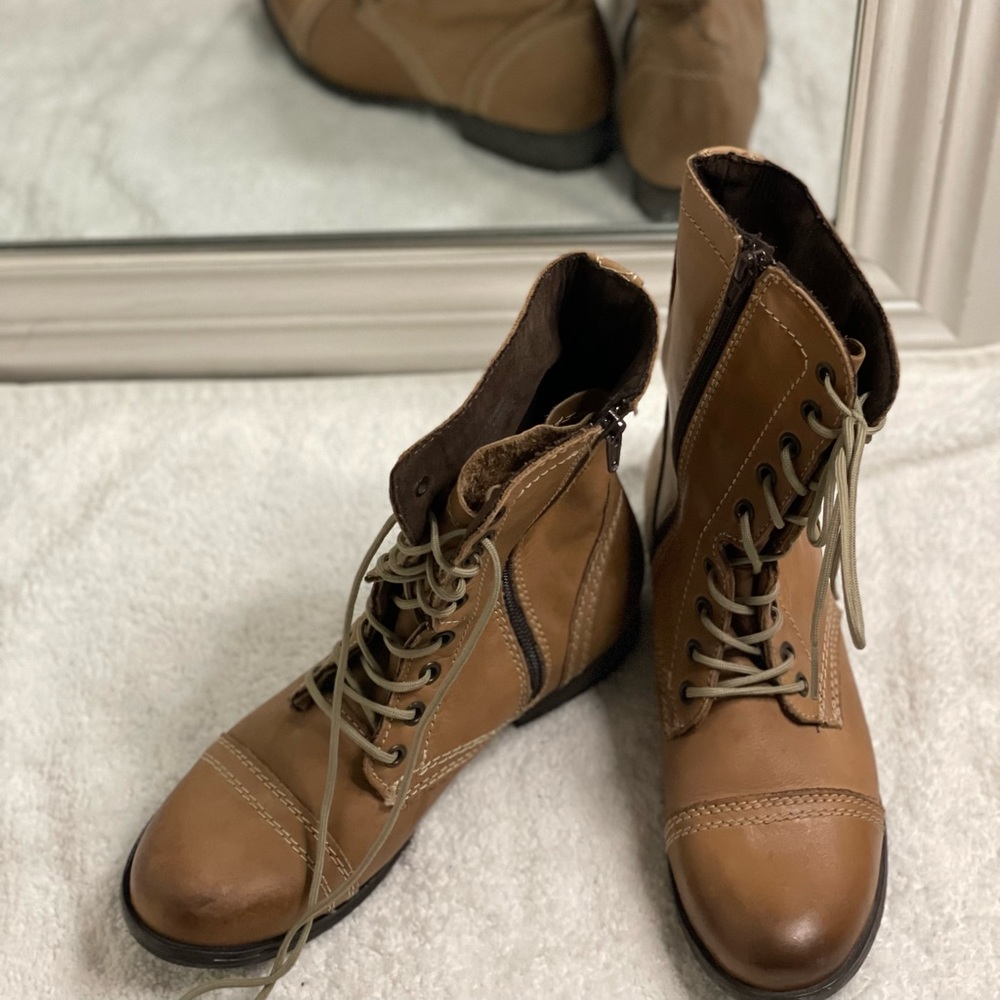 Brown zip up combat style boot with laces. Woman’s Size 8